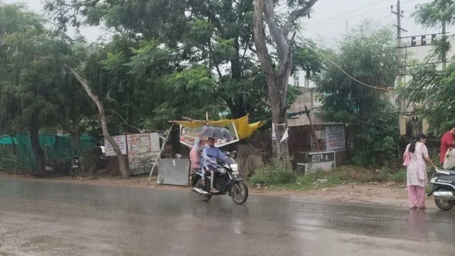 दिल्ली-NCR में झमाझम बारिश से मौसम सुहाना